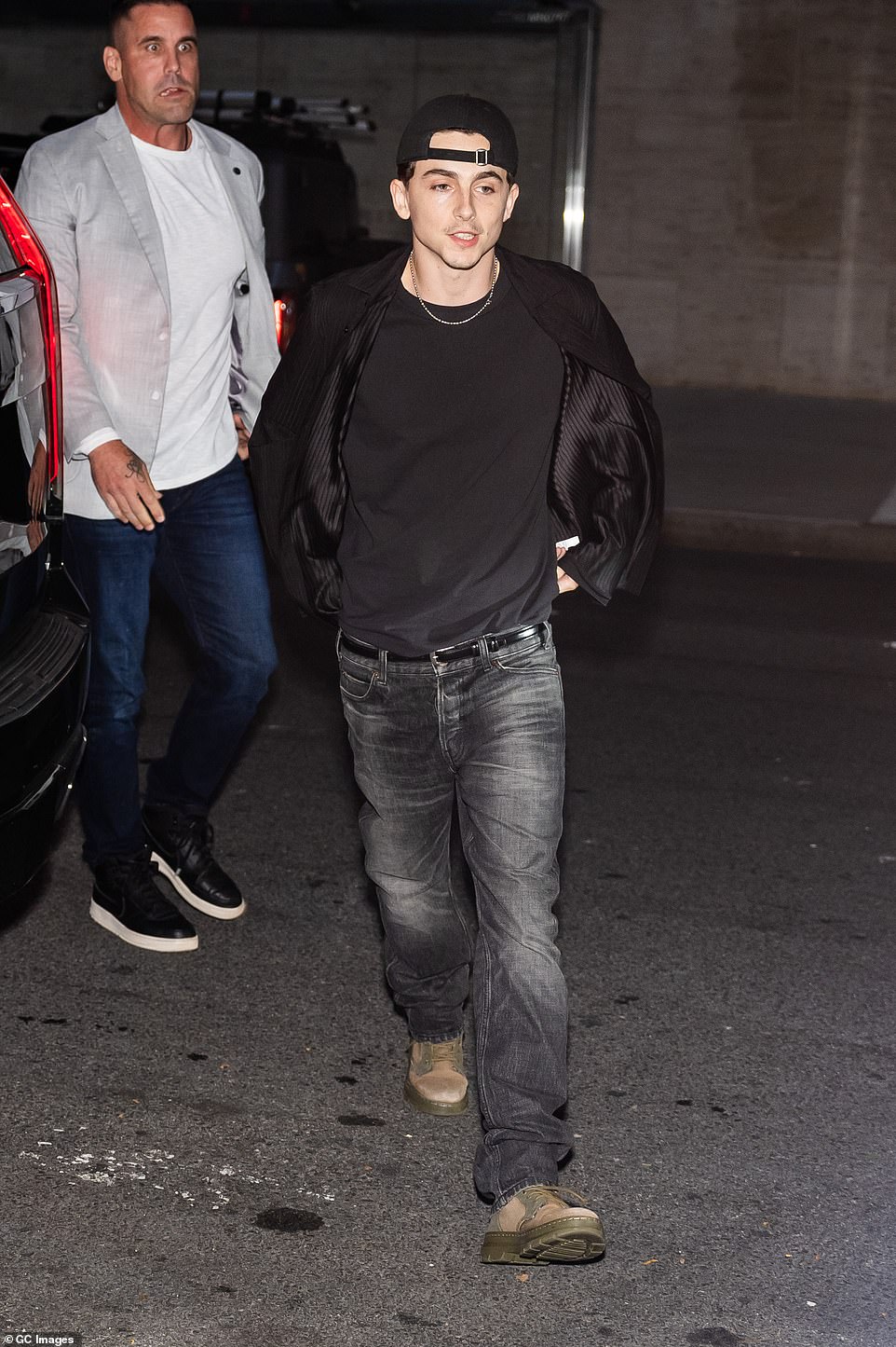 Kasnije je Timothee Chalamet viđen kako dolazi na dvoranu u crnoj jakni i majici kratkih rukava u kombinaciji s tamnim trapericama