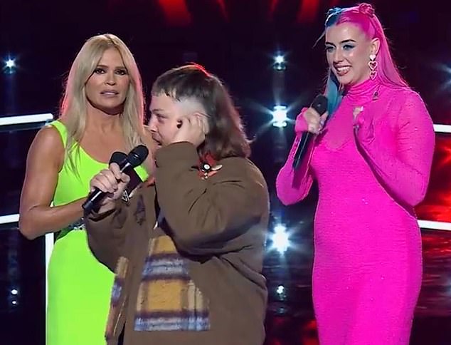 Voditeljica The Voicea Sonia Kruger ostala je zapanjena kada su natjecateljice Jenna Hudson (26) i Yorke Heath (29), par iz stvarnog života, u nedjelju navečer izašle 'izvan scenarija'