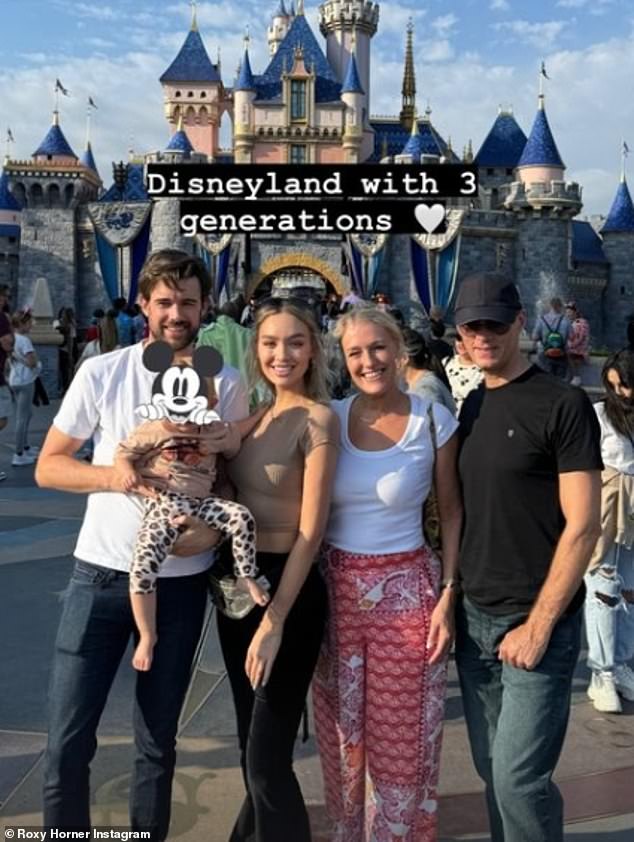 Jack Whitehall i partnerica Roxy Horner uživali su u obiteljskom izletu u Disneyland dok su u nedjelju dijelili fotografije s Instagrama sa svojom kćeri Elsie i Roxynim roditeljima