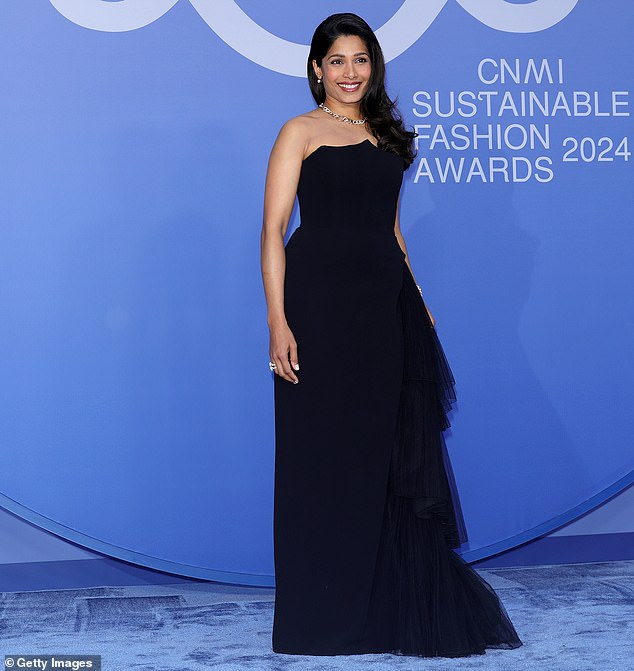 Freida Pinto izgledala je blistavo na Sustainable Fashion Awards 2024 u Italiji u nedjelju u dugoj crnoj večernjoj haljini