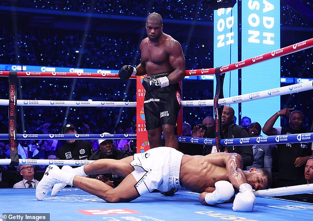 Anthony Joshua nazvao je Daniela Duboisa 's***om' samo nekoliko trenutaka prije no što je nokautiran (na slici gore) pred 98.000 navijača na stadionu Wembley