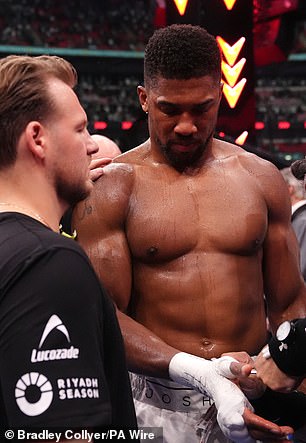 Dok je sjedio na svom stolcu i razgovarao s Davisonom prije pete i posljednje runde, AJ se mogao čuti kako razgovara o svom 27-godišnjem protivniku