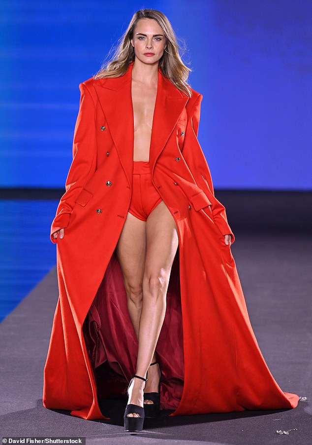 Cara Delevingne, 32, ubrzala je puls kad je u ponedjeljak izašla na pistu za L'Orealovu reviju usred Pariškog tjedna mode
