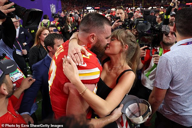 Kelce i Swift su javni par već godinu dana - otkako se Swift pojavila na utakmici Chicago Bearsa i Kansas City Chiefsa 24. rujna 2023.