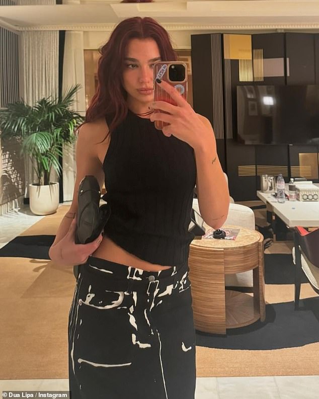 Uoči noćnog izlaska, Dua je pozirala za blistavi selfie u ogledalu u crnom kratkom topu i usklađenoj suknji
