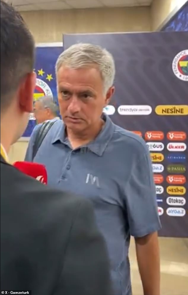 Mourinho je odjurio od novinara nakon što mu je pokazana slika u miks zoni
