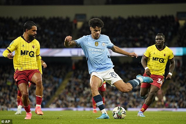 Nico O'Reilly (u sredini) mislit će da bi mjesto broj 6 moglo postati njegovo u godinama koje dolaze, iako se sada čini prerano