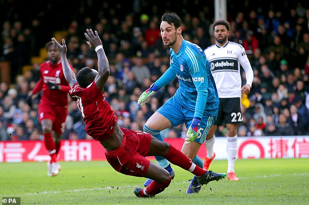 Vratar Sergio Rico (u sredini) na fotografiji igrajući za Fulham protiv Liverpoola 2019.