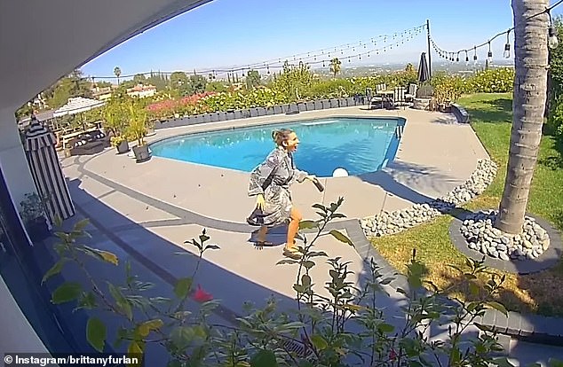 Furlan je za TMZ rekao da pas nije pretrpio nikakve ozljede u incidentu, jer se činilo da ju je kojot zgrabio za krzno