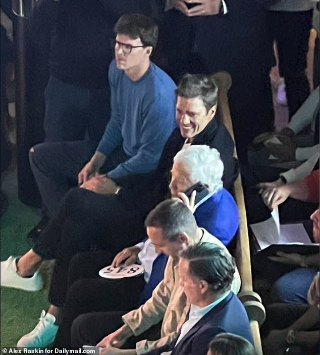 Tom Brady promatrao je kako je Robert Kraft u utorak kupio svoju karticu početnika za 120.000 dolara