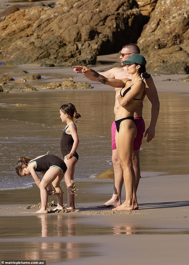Utegnutom paru pridružila su se djeca Mila (5) i Frankie (4) u zabavi na suncu na plaži Wategos u Byron Bayu