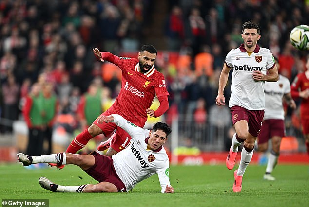 Edson Alvarez zagorčao je West Hamovu večer kada je dobio drugi žuti karton zbog prekršaja nad Salahom