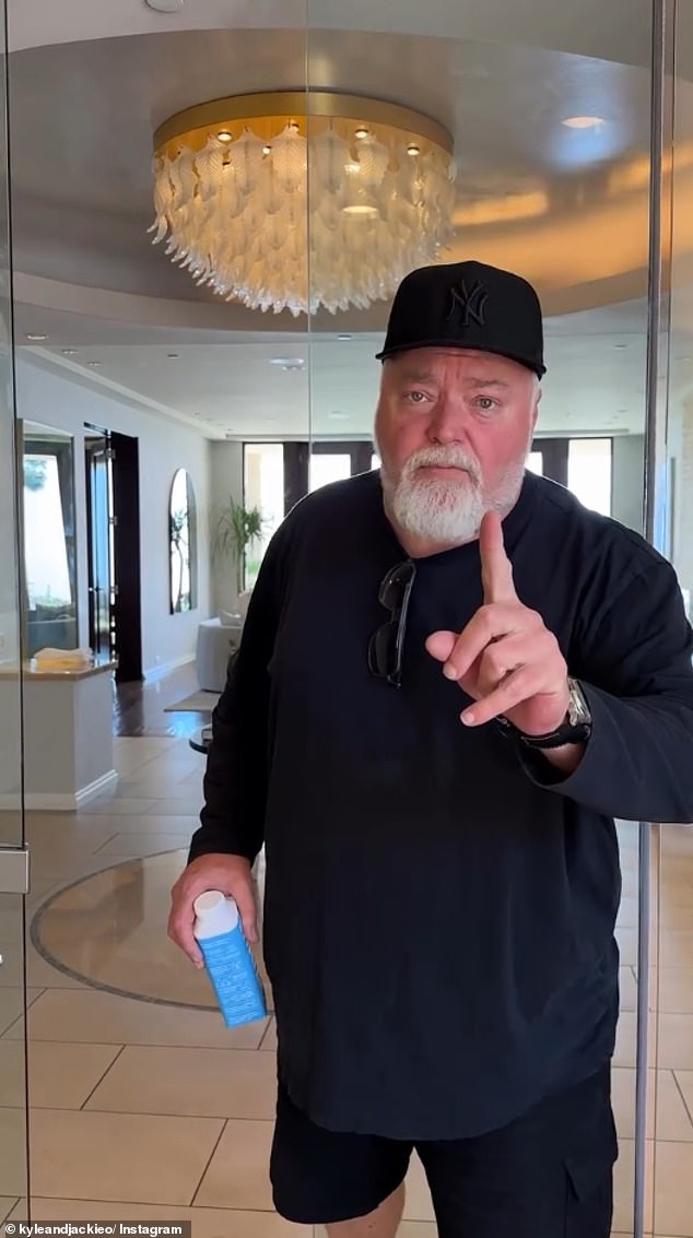 Kyle Sandilands (53) (na slici) pokazao je svoju vilu u Los Angelesu vrijednu 5 milijuna dolara u četvrtak dok je obožavateljima omogućio virtualni obilazak ogromnog imanja na Beverley Hillsu