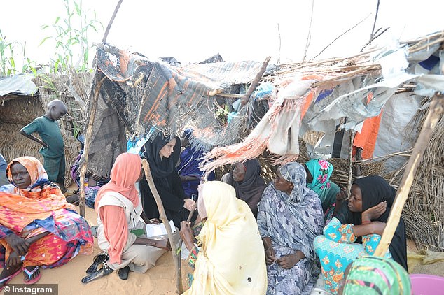 Angelina Jolie podijelila je snažnu fotografiju susreta sa sudanskim izbjeglicama - dok je pozvala Ujedinjene narode da poduzmu mjere u vezi s humanitarnom krizom u zemlji