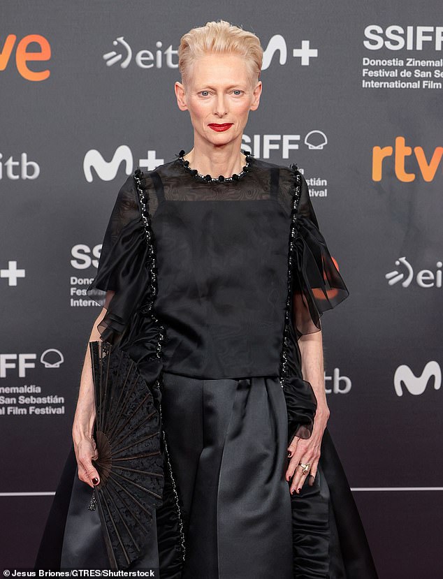 Tilda vodi kao Martha uz Julianne Moore kao Ingrid - koja nije bila nazočna događaju u četvrtak - ali se ranije pojavila s stilom na Tjednu mode u Milanu