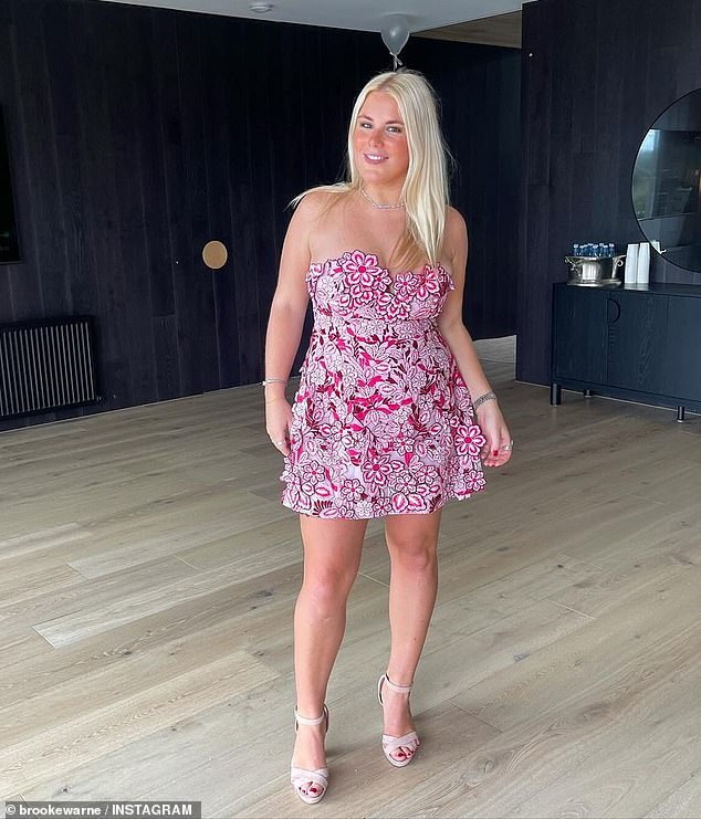 Brooke Warne (na slici) podigla je visoke temperature u četvrtak kada je napravila zadivljujuću izložbu dok je slavila zabavu zaruka u Melbourneu