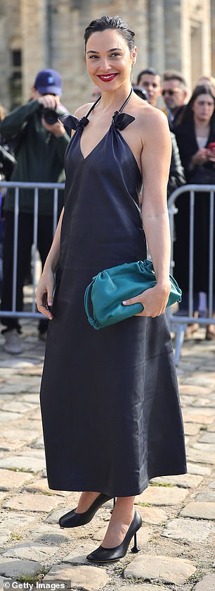 Gal Gadot izgledala je senzacionalno jer je odabrala tamnoplavu svilenu haljinu s halterima i tamnoplave štikle