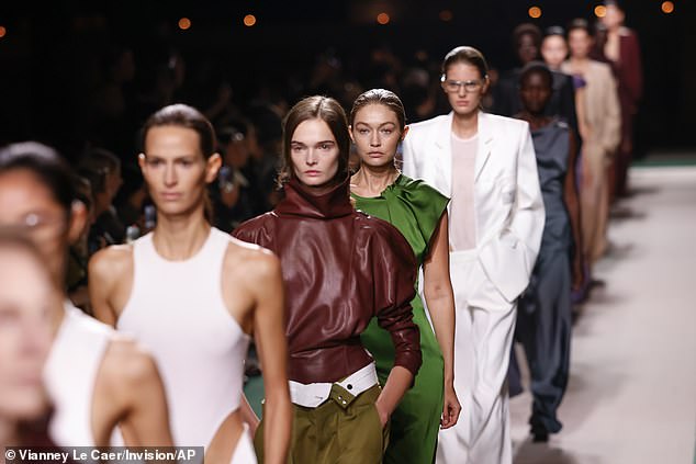 Gigi je privukla poglede dok se pridružila ostalim modelima na pisti