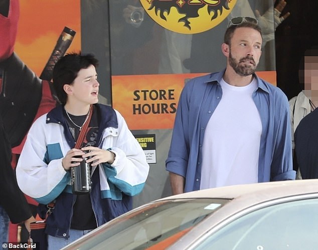 Ben Affleck je viđen sa svojim tinejdžerom Finom - jednim od troje djece koje dijeli s bivšom suprugom Jennifer Garner - dok je bio u petak u Los Angelesu