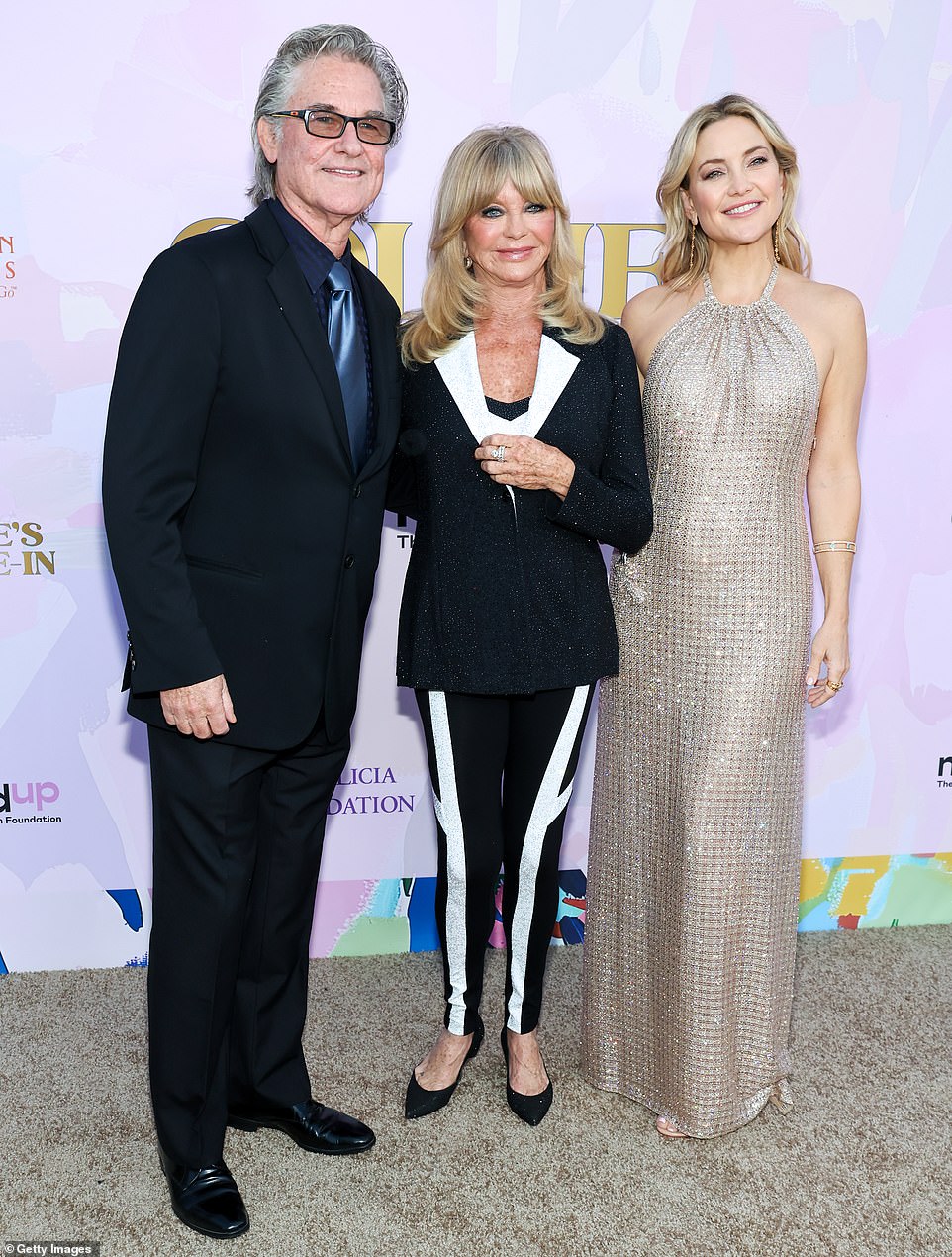 Goldie's blonde locks were parted in the middle and flowed down in waves, allowing her bangs to gently fall onto her forehead