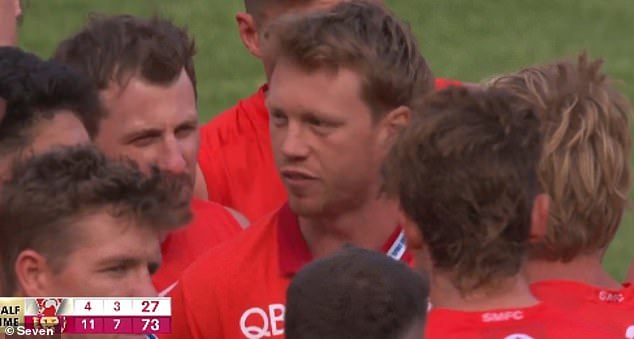 Ozlijeđeni kapetan Swansa Callum Mills (na slici u sredini) primijećen je usred MCG-a kako postavlja pravila svojim suigračima u poluvremenu nakon lošeg nastupa u velikom finalu AFL-a