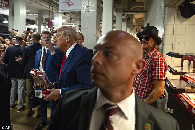 Trump i Kid Rock napuštaju koncesijsku tribinu tijekom utakmice Georgia-Alabama