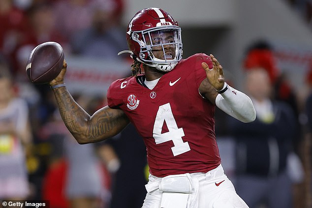 Jalen Milroe #4 iz Alabama Crimson Tidea dodaje loptu protiv Georgia Bulldogsa