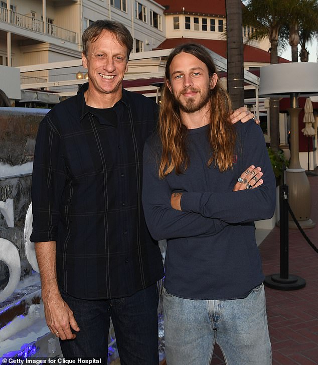 Tony Hawk, 56, postao je prvi put djed kada su njegov sin Riley Hawk i supruga Frances Bean Cobain poželjeli dobrodošlicu svom prvom djetetu na svijet u subotu, 17. rujna; Tony i Riley viđeni 2019