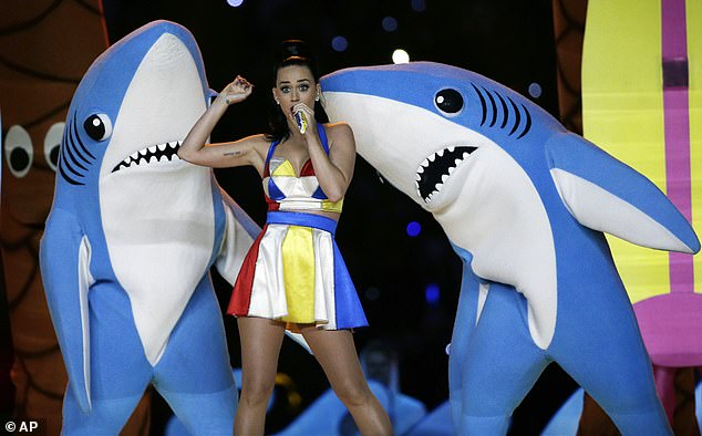 Nastup AFL-a ponovio je nastup Katy Perry na Superbowlu 2015., kada se činilo da plesačica u kostimu morskog psa nespretno pleše pored pjevačice. Na slici