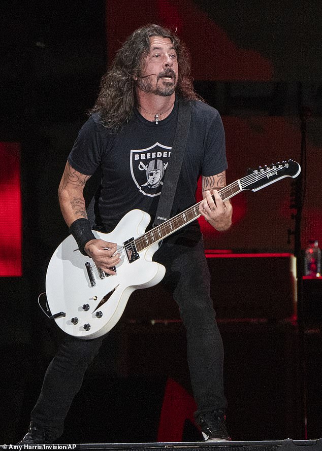 Foo Fighters su navodno 'spremni za pauzu' dok Dave Grohl pokušava 'vratiti povjerenje svoje obitelji' usred skandala s aferom (na slici u srpnju 2023.)