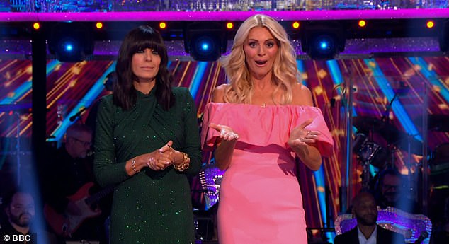 Obožavatelji Strictly Come Dancinga ostali su u šoku jer je prvi natjecatelj koji je otišao procurio na internet u velikom spojleru (voditeljice Tess Daly i Claudia Winkleman)