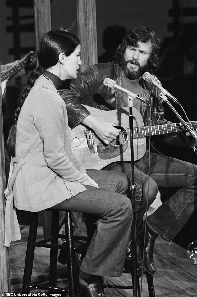 Rita Coolidge i Kristofferson snimljeni u specijalnoj emisiji Mac Davis: Vjerujem u glazbu u studenom 1973.