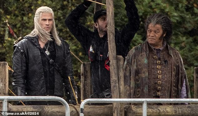 Laurence Fishburne, 63, (desno) prvi je put bio na setu filma The Witcher dok je snimao scene s kolegom Liamom Hemsworthom, 34 (desno) u Sjevernom Walesu