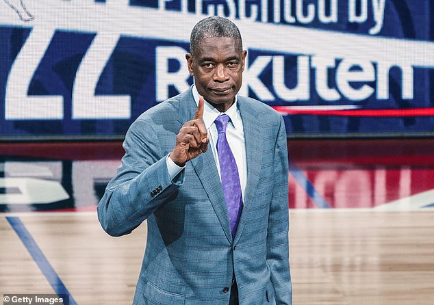 Dikembe Mutombo plješće publika u Japanu, na putovanju u sklopu njegove uloge prvog globalnog ambasadora NBA lige