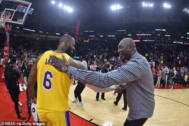 Mutombo grli ikonu Los Angeles Lakersa LeBrona Jamesa na kraju utakmice 2021.