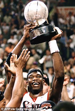 Mutombo visoko drži trofej Istočne konferencije nakon što ga je osvojio 2001. sa 76ersima