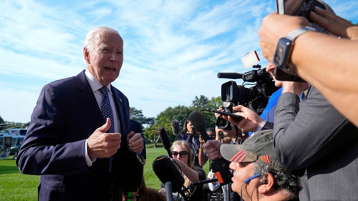 Biden razgovara s novinarima ispred Bijele kuće