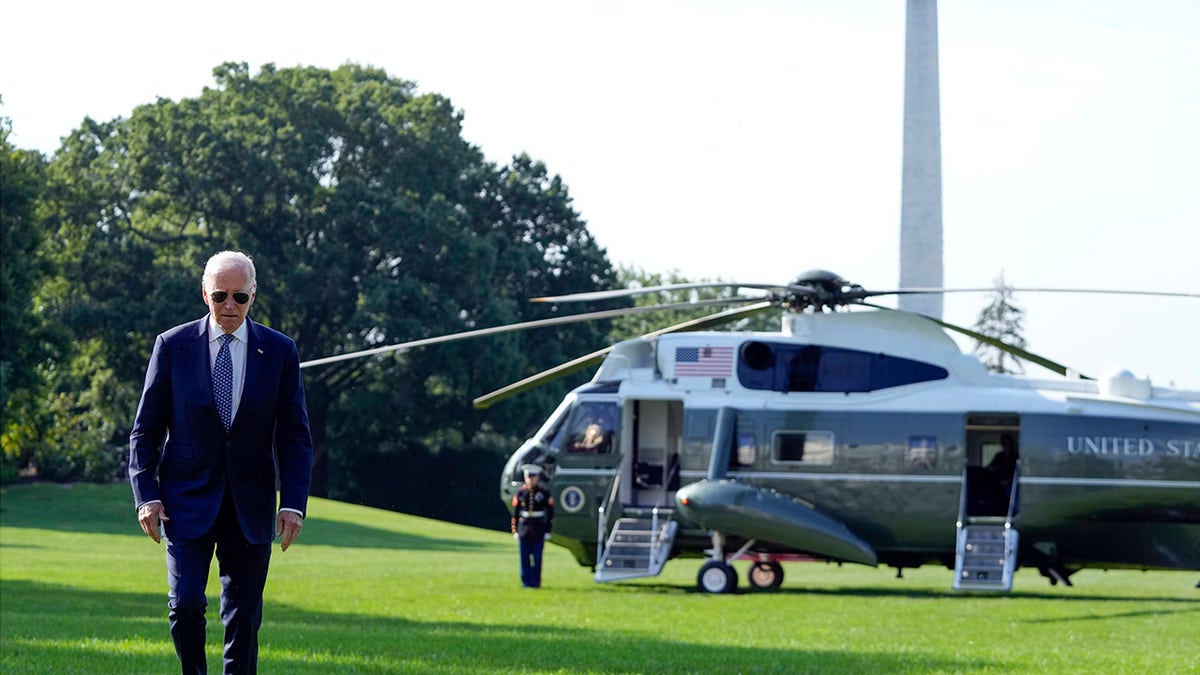 Biden se udaljava od Marine One