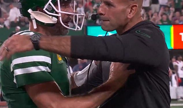Aaron Rodgers i trener Jetsa Robert Saleh imaju napetu razmjenu na bočnoj strani nakon što su postigli pogodak protiv Patriotsa
