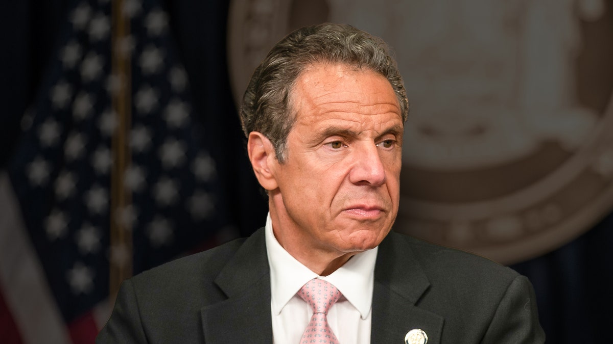 Andrew Cuomo u ružičastoj kravati