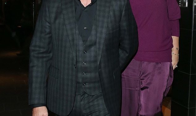 Ant McPartlin izgleda dobro raspoložen dok šeta ruku pod ruku sa svojom suprugom Anne-Marie Corbett nakon uživanja u noćnom izlasku u hotelu Claridge’s