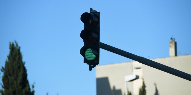 Auto Klub – Ako trepneš, zakasnio si: Najkraći semafor na svijetu izluđuje vozače