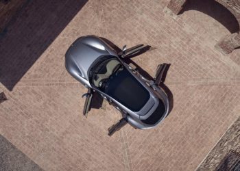 Auto Klub – Amaterski pokušaj zavaravanja: Zašto novi električni Ferrari zvuči kao V8 i ima smiješan ispuh?