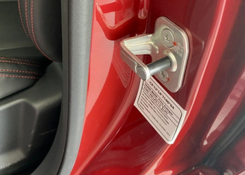 Auto Klub – Čelična kuka na okviru karoserije auta: Malo vozača zna za drugu korisnu funkciju osim zatvaranja vrata