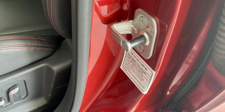 Auto Klub – Čelična kuka na okviru karoserije auta: Malo vozača zna za drugu korisnu funkciju osim zatvaranja vrata