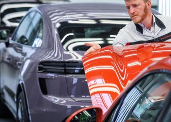 Auto Klub – Dižu ručnu kočnicu: Ovih sedam renomiranih proizvođača usporava prelazak na struju