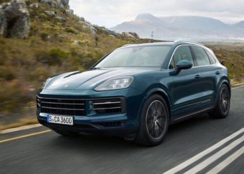 Auto Klub – Dotjerana žena se pretvarala da je kupac, pa ukrala Porsche nakon probne vožnje i još pregazila prodavača