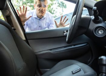 Auto Klub – Idući put kada zaključate ključeve u automobilu, ovo su korisni trikovi kako ga otključati bez njih