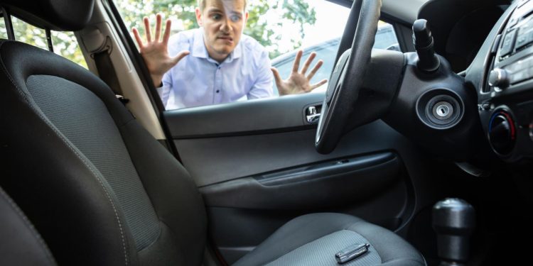 Auto Klub – Idući put kada zaključate ključeve u automobilu, ovo su korisni trikovi kako ga otključati bez njih