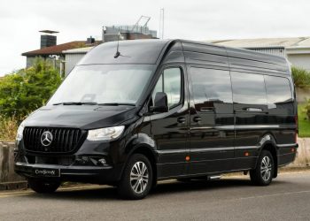 Auto Klub – Izgleda kao neugledan kombi, no postoji dobar razlog zašto ovaj Mercedes Sprinter košta poput Ferrarija